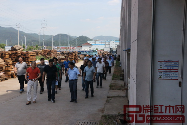浙江省金义都市新区各级安检所一行近百人参观纯本森活工厂 浙江省金义都市新区各级安检所一行近百人参观纯本森活工厂