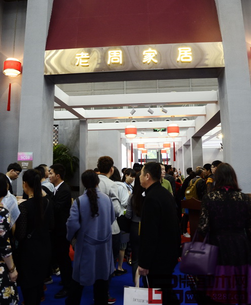 深圳国际家具展期间，参观老周家居展厅的经销商络绎不绝