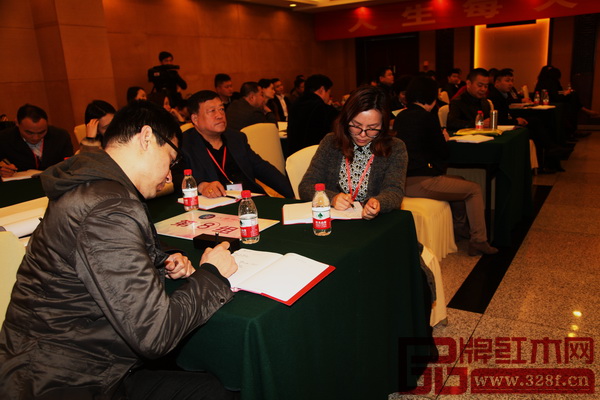 会议上学员积极做笔记