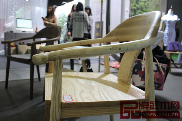 全联艺术红木家具专业委员会专家顾问、中央民族大学人体工程学专家苏垣专利产品亮相广州家博会