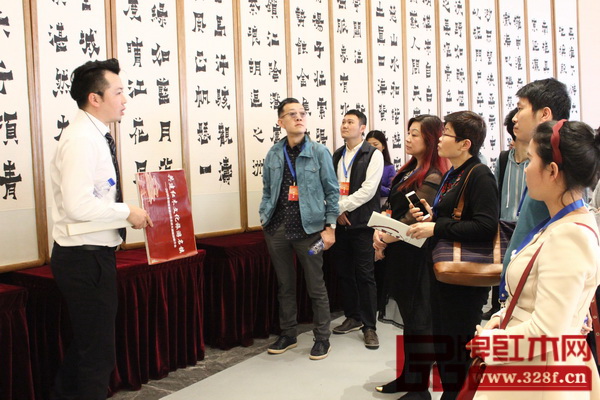 百家旅行社代表们在工作人员的带领下参观重点推介项目 百家旅行社代表们在工作人员的带领下参观重点推介项目