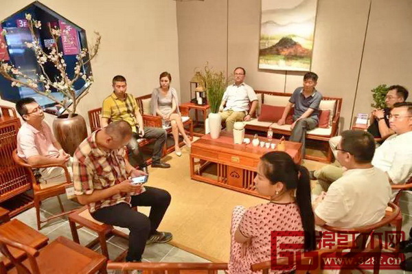 参加开业典礼的嘉宾进行现场座谈会 参加开业典礼的嘉宾进行现场座谈会