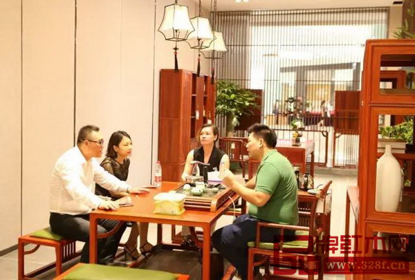 国寿红木副总经理王耀佳(右一)、软装部设计总监陈映雄(右二)与世邦家居商场高层探讨专卖店家居氛围的营造 国寿红木副总经理王耀佳(右一)、软装部设计总监陈映雄(右二)与世邦家居商场高层探讨专卖店家居氛围的营造