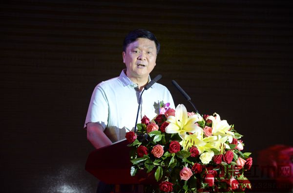 广东省湖南商会秘书长徐庆如上台致辞 广东省湖南商会秘书长徐庆如上台致辞