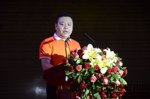 湖南商会红木分会第一届会长杨威上台致辞