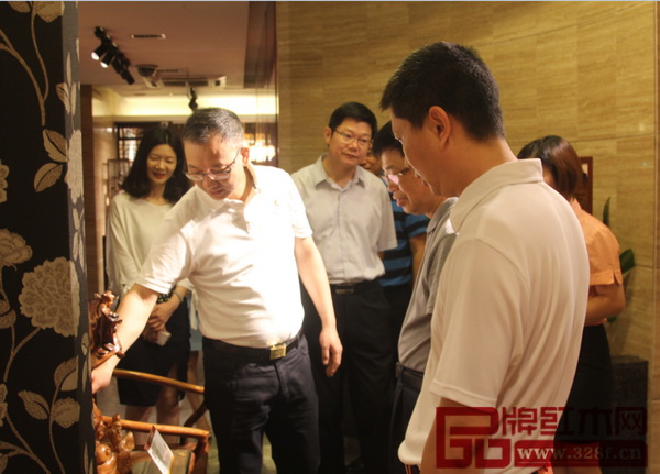 中山市大涌镇党委书记郭丛枢以大涌名牌企业红古轩的红木家具为例向广东省粤港澳合作促进会领导一行介绍大涌红木家具的工艺和发展成果