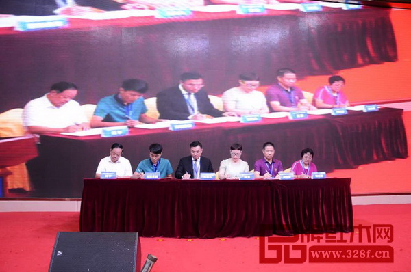 中国红木家具品牌大会-新中式红木品牌联盟与全国知名家居卖场战略联盟签约仪式上,上海老周家居、中山忆古轩、东莞国寿红木与广东简爱家居、北京城外诚家居广场、济南富雅家居签订了战略合作框架协议 中国红木家具品牌大会-新中式红木品牌联盟与全国知名家居卖场战略联盟签约仪式上,上海老周家居、中山忆古轩、东莞国寿红木与广东简爱家居、北京城外诚家居广场、济南富雅家居签订了战略合作框架协议