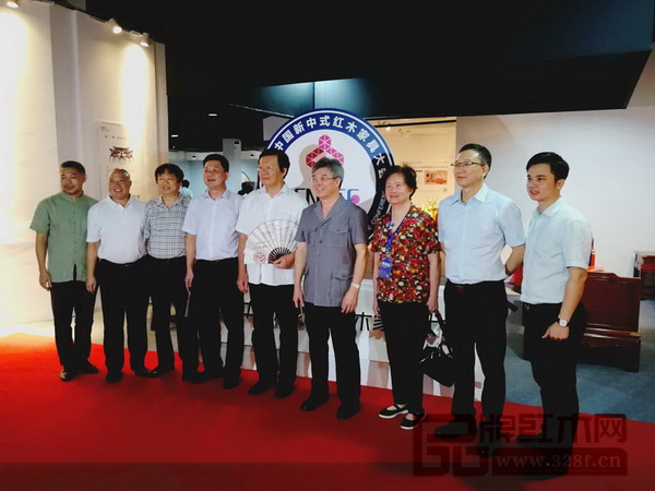 全国政协委员、全国工商联第九届副主席、中国西部研究与发展促进会理事长程路(左五),中山市政协主席丘树宏(右四),中山市委常委陆维智(左四),深圳市政协原副主席邵汉青(右三),全国工商联执委、全国工商联民间文物艺术品商会会长、全国工商联艺术红木家具专业委员会会长宋建文(左三),中山职业技术学院党组书记尹绪忠(左二),中山市大涌镇党委书记郭丛枢(右二),全国工商联艺术红木家具专业委员会执行会长、弘木传媒CEO林伟华(右一),中国(大涌)红木文化博览城董事长林孟礼(左一)在大会展区合影 全国政协委员、全国工商联第九届副主席、中国西部研究与发展促进会理事长程路(左五),中山市政协主席丘树宏(右四),中山市委常委陆维智(左四),深圳市政协原副主席邵汉青(右三),全国工商联执委、全国工商联民间文物艺术品商会会长、全国工商联艺术红木家具专业委员会会长宋建文(左三),中山职业技术学院党组书记尹绪忠(左二),中山市大涌镇党委书记郭丛枢(右二),全国工商联艺术红木家具专业委员会执行会长、弘木传媒CEO林伟华(右一),中国(大涌)红木文化博览城董事长林孟礼(左一)在大会展区合影