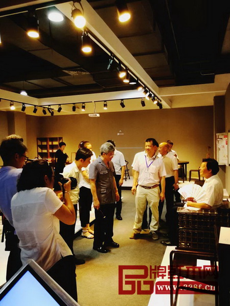 领导专家一行参观首届中国新中式红木家具展部分参展企业展厅