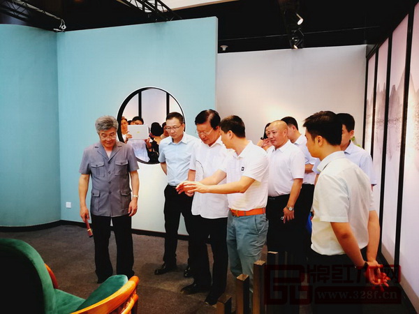 领导专家一行参观首届中国新中式红木家具展部分参展企业展厅