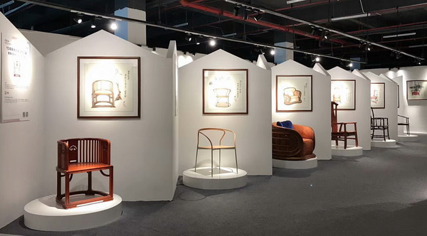 “15年新中式家具经典作品展”展出由全国知名专家、院校学者及组委会联合推荐的数十款新中式经典家具
