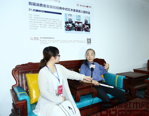 全联艺术红木家具专业委员会专家顾问、中国明式家具研究所原所长濮安国盛赞昊园家具《忆江南沙发》 全联艺术红木家具专业委员会专家顾问、中国明式家具研究所原所长濮安国盛赞昊园家具《忆江南沙发》