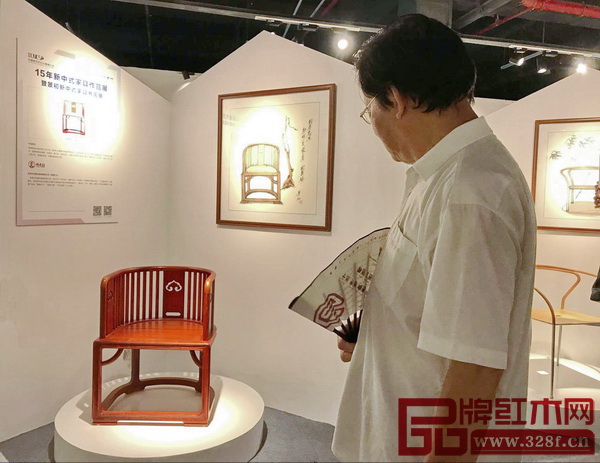 全国政协委员程路在观赏《国寿椅》 全国政协委员程路在观赏《国寿椅》