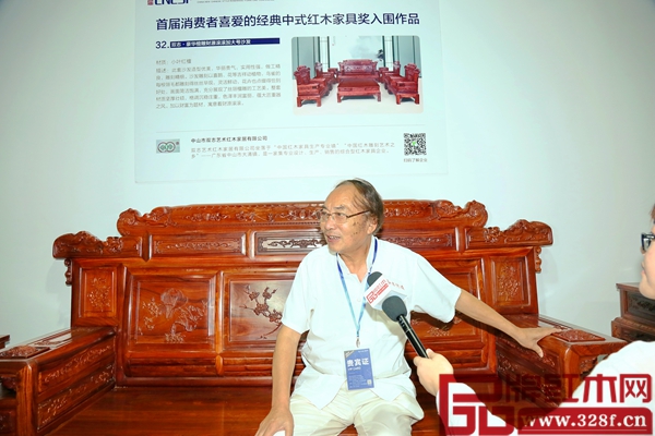全联艺术红木家具专业委员会专家顾问、亚太地区手工艺大师、中国工艺美术大师冯文土对《檀雕财源滚滚》沙发赞誉有加 全联艺术红木家具专业委员会专家顾问、亚太地区手工艺大师、中国工艺美术大师冯文土对《檀雕财源滚滚》沙发赞誉有加