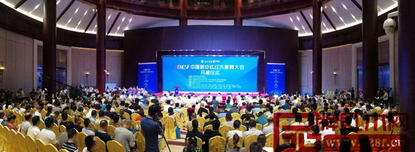 8月举行的首届中国新中式红木家具大会以“新中式”之名聚集了众多红木品牌,彰显出红木家具的文化自信 8月举行的首届中国新中式红木家具大会以“新中式”之名聚集了众多红木品牌,彰显出红木家具的文化自信