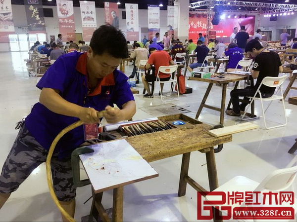 一名木匠正在参照图纸全神贯注比赛中
