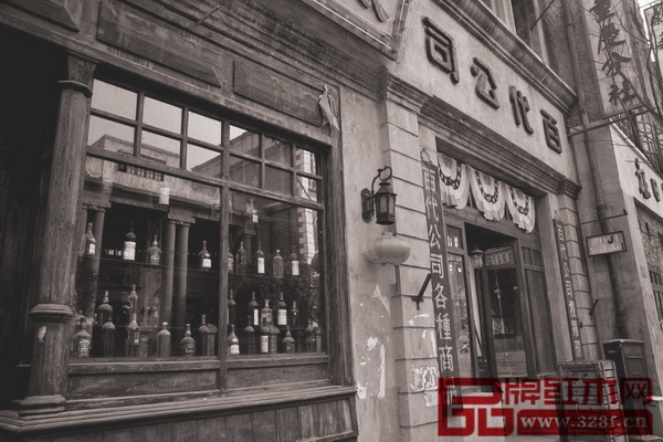 民国时期上海的商店,橱柜里各种洋酒琳琅满目 民国时期上海的商店,橱柜里各种洋酒琳琅满目
