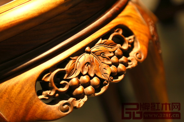 老周家居的将人们就是这样，用双手延续着红木的精魂，用匠心传承着凝聚百年的东方智慧
