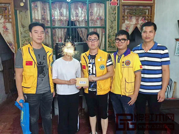 品匠红木总经理林礼江(右二)为贫困学生捐助助学金 品匠红木总经理林礼江(右二)为贫困学生捐助助学金