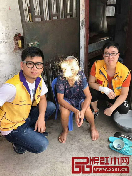 品匠红木总经理林礼江(右二)为社区老人送去温暖 品匠红木总经理林礼江(右二)为社区老人送去温暖