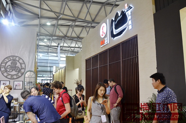 国寿红木展馆外热闹非凡 国寿红木展馆外热闹非凡