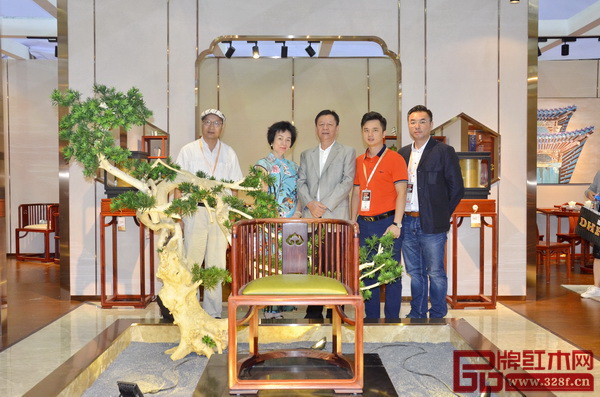 全联艺术红木家具专业委员会专家顾问、教育部《家具设计与制造》专业带头人彭亮(左一),中国传统工艺大师、国寿红木董事长陈国寿(中),全联艺术红木家具专业委员会执行会长、弘木传媒CEO林伟华(右二),国寿红木董事长夫人伦群章(左二)、副董事长陈淦凡(右一)在国寿红木展馆内合影留念 全联艺术红木家具专业委员会专家顾问、教育部《家具设计与制造》专业带头人彭亮(左一),中国传统工艺大师、国寿红木董事长陈国寿(中),全联艺术红木家具专业委员会执行会长、弘木传媒CEO林伟华(右二),国寿红木董事长夫人伦群章(左二)、副董事长陈淦凡(右一)在国寿红木展馆内合影留念