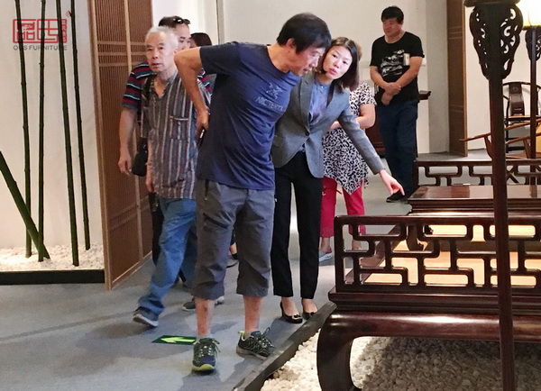 区氏臻品所展出的作品吸引了不少红木爱好者驻足品鉴