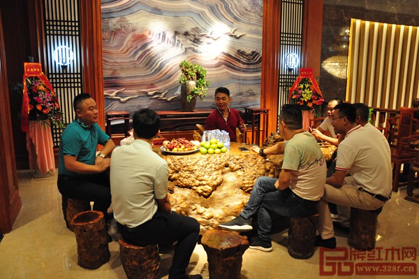 地天泰董事长(左一)与嘉宾交谈,共探行业发展 地天泰董事长(左一)与嘉宾交谈,共探行业发展