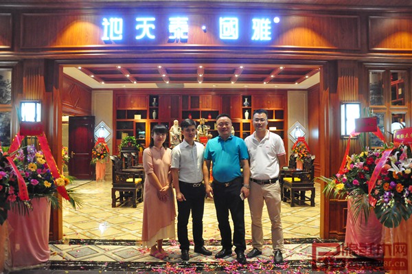 地天泰董事长许贵禄（右二）与中山商易电子商务有限公司精英团队合影留念