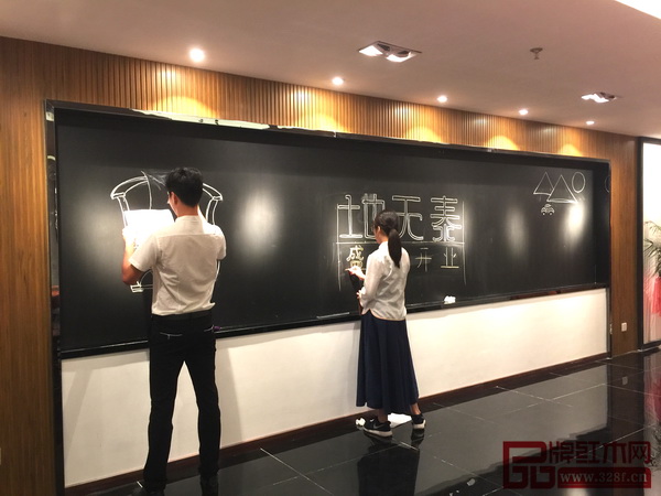 轻松惬意的地天泰办公交流区一角 轻松惬意的地天泰办公交流区一角