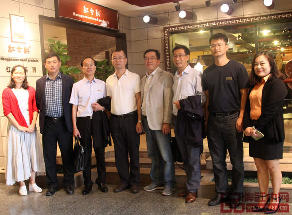 江苏省镇江市与丹阳市贵宾一行在红古轩展厅内合影留念 江苏省镇江市与丹阳市贵宾一行在红古轩展厅内合影留念