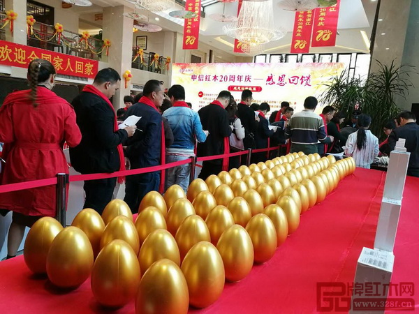 中信红木20周年感恩庆典优惠订货活动现场,经销商热情踊跃排队订货 中信红木20周年感恩庆典优惠订货活动现场,经销商热情踊跃排队订货