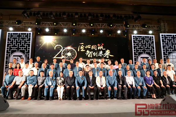 中山市家具商会20周年庆典上嘉宾领导合影留念 中山市家具商会20周年庆典上嘉宾领导合影留念