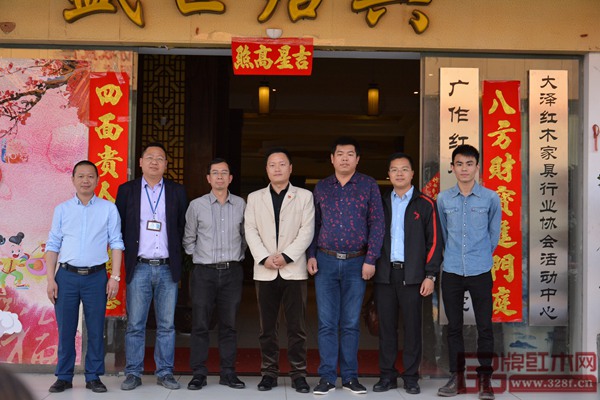 江门市新会区副区长张斌（左四）莅临广作红木研究院指导工作并与广作红木研究院荣誉院长袁秋耘（左二）、广作红木研究院院长尹付林（右三）等合影