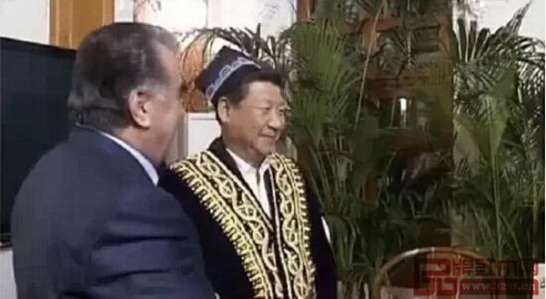 2014年9月,国家主席习近平在国事访问时向拉赫蒙总统赠送了一把明式交椅 2014年9月,国家主席习近平在国事访问时向拉赫蒙总统赠送了一把明式交椅