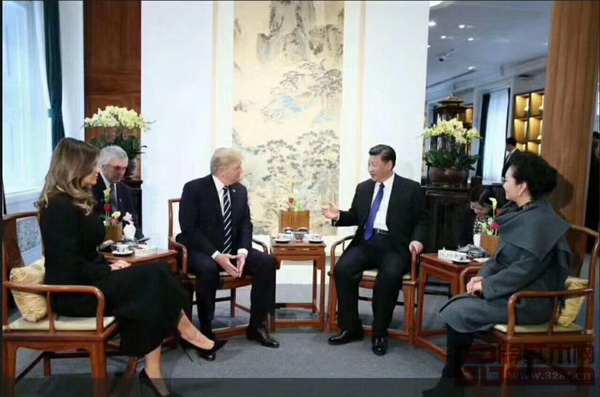 国家主席习近平和夫人彭丽媛在故宫博物院宝蕴楼迎接来华进行国事访问的美国总统特朗普和夫人梅拉尼娅 国家主席习近平和夫人彭丽媛在故宫博物院宝蕴楼迎接来华进行国事访问的美国总统特朗普和夫人梅拉尼娅