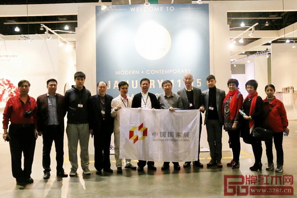 中国传统工艺大师陈国寿（右七）受邀与美国洛杉矶艺博会组委会、中国驻洛杉矶总领馆、中国文化传媒集团、全国工商联艺术品商会相关领导一同参与中国国家展开幕启动仪式