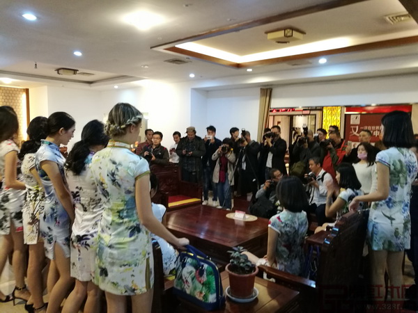 摄影师们紧张为名模拍照 摄影师们紧张为名模拍照