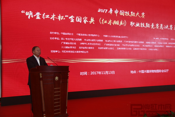 第十一届全国政协提案委员会副主任、原劳动和社会保障部副部长、中国轻工业联合会原会长步正发讲话