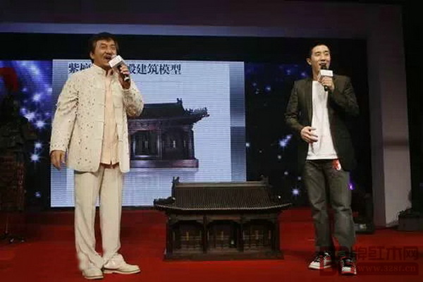 第七届“BAZZAR明星慈善夜”,成龙捐赠的紫檀屋被神秘人拍388万赠周迅 第七届“BAZZAR明星慈善夜”,成龙捐赠的紫檀屋被神秘人拍388万赠周迅