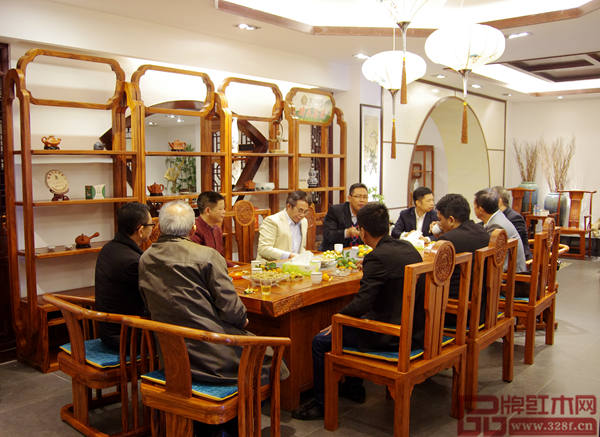 参观结束后,大家欢聚茶室 参观结束后,大家欢聚茶室
