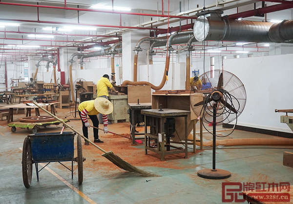 区氏臻品员工对6层的工厂区进行了自上而下的仔细打扫