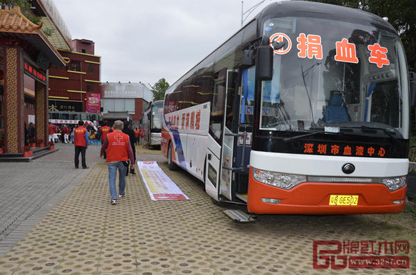 万盛宇红木“红色行动”现场出动4台献血车