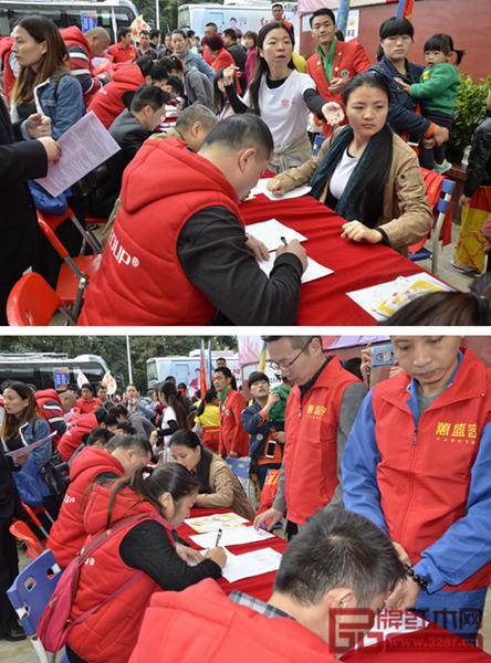 不少市民参与到万盛宇红木的献血活动中进行报名献血