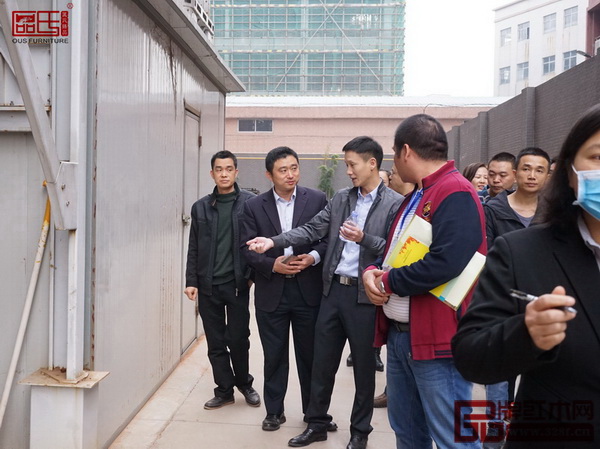  总经理区锦泽带领各企业代表参观区氏臻品工厂和展厅