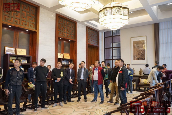 总经理区锦泽带领各企业代表参观区氏臻品工厂和展厅 总经理区锦泽带领各企业代表参观区氏臻品工厂和展厅