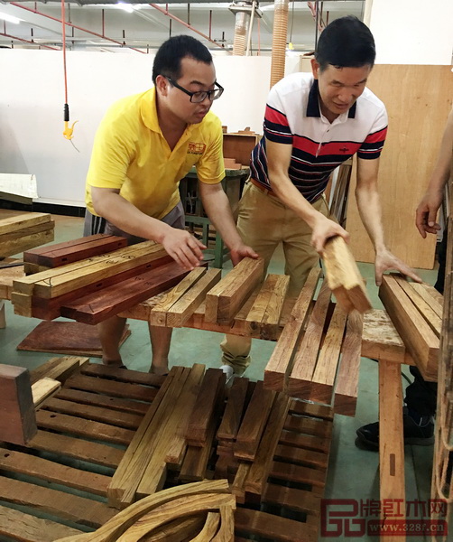 区氏臻品董事长区胜春（右）亲手把关黄花梨的选材