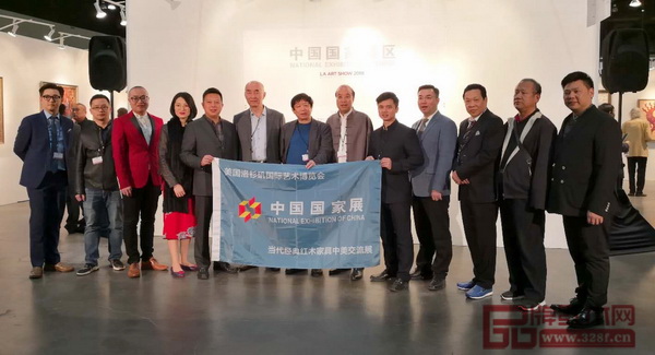 由全国工商联民间文物艺术品商会特邀会长宋建文(左七),全国工商联民间文物艺术品商会副会长安志跃(右二),全国工商联民间文物艺术品商会副会长、全联艺术红木家具专业委员会执行会长林伟华(右五)率队,由东莞国寿红木、深圳泰和园、东阳明堂红木、东阳卓木王、江西鲁班木艺、中山红宝轩等6家中国红木家具企业组成的“中国艺术红木军团”亮相美国洛杉矶国际艺博会中国国家展 由全国工商联民间文物艺术品商会特邀会长宋建文(左七),全国工商联民间文物艺术品商会副会长安志跃(右二),全国工商联民间文物艺术品商会副会长、全联艺术红木家具专业委员会执行会长林伟华(右五)率队,由东莞国寿红木、深圳泰和园、东阳明堂红木、东阳卓木王、江西鲁班木艺、中山红宝轩等6家中国红木家具企业组成的“中国艺术红木军团”亮相美国洛杉矶国际艺博会中国国家展