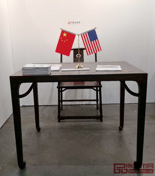 鲁班木艺参展的作品《四平卷珠足长桌》和《背板云纹开光南官帽椅》 鲁班木艺参展的作品《四平卷珠足长桌》和《背板云纹开光南官帽椅》
