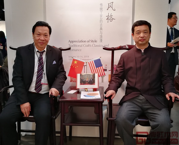 中国驻洛杉矶总领馆文化参赞古今(右)与红宝轩董事长曹兆庭(左)于《大明雅韵辉煌腾达官帽椅》上合影 中国驻洛杉矶总领馆文化参赞古今(右)与红宝轩董事长曹兆庭(左)于《大明雅韵辉煌腾达官帽椅》上合影